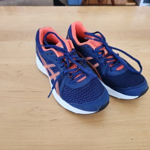 Athletic shoes, boys size 4